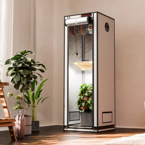 Spider Farmer Grow Tent 60x60x180 mit Pflanzen im Innenraum